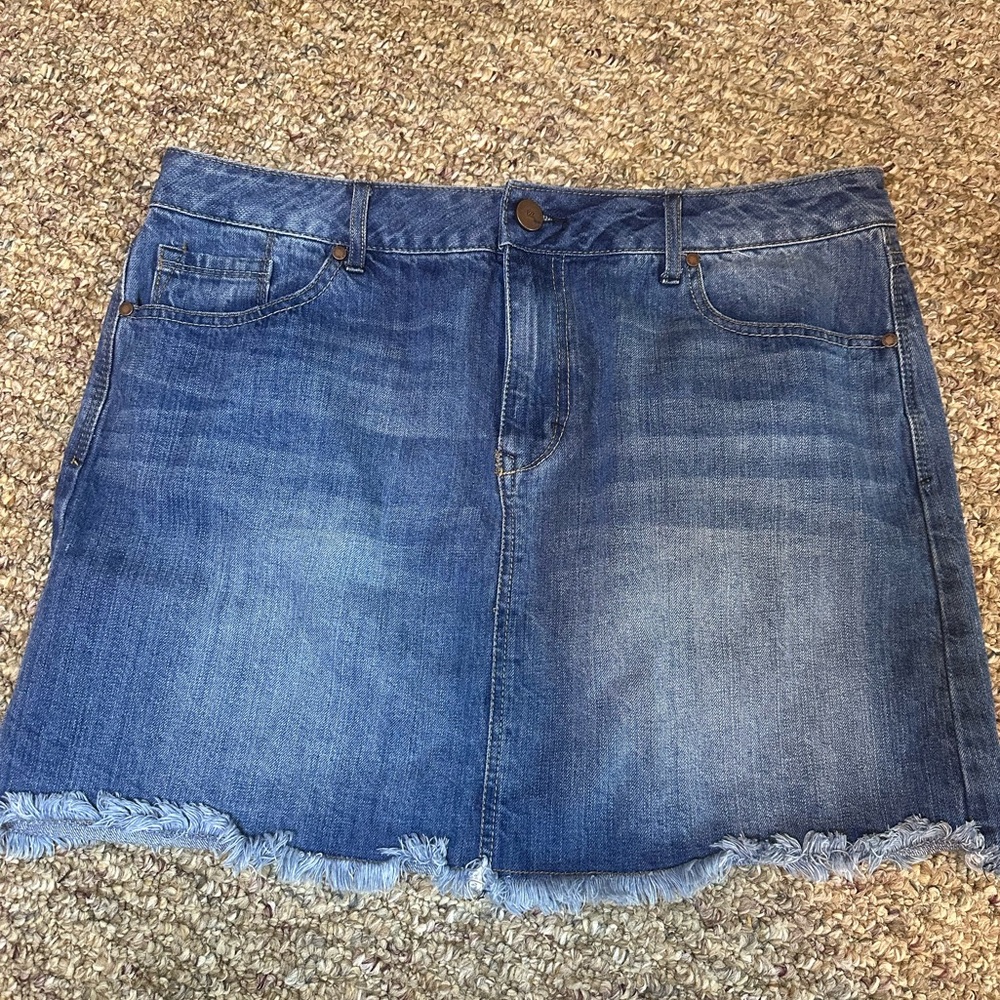 1822 Denim Frayed Hem Mini Skirt in Blue